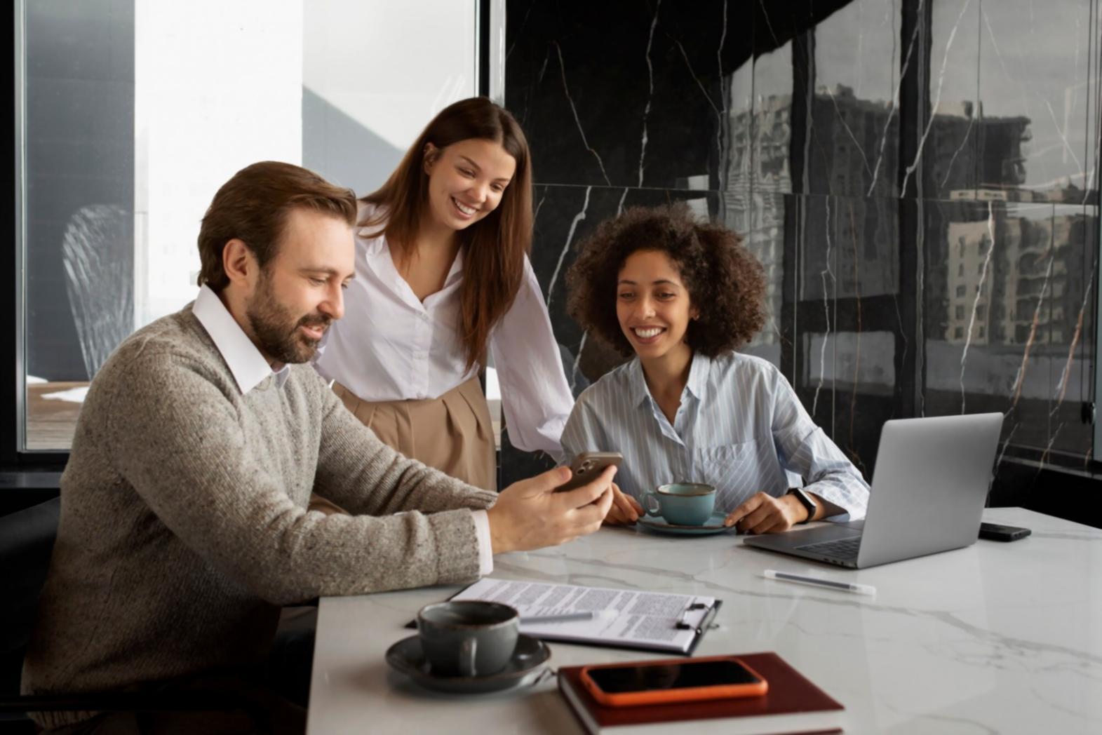 Equipo de desarrollo trabajando en algoritmos financieros